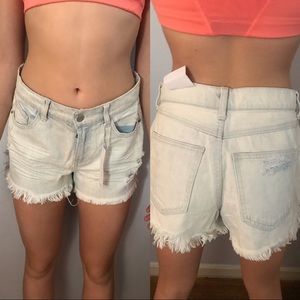 ✨ NWT HIGH-WAISTED LIGHT WASH JEAN SHORTS ✨